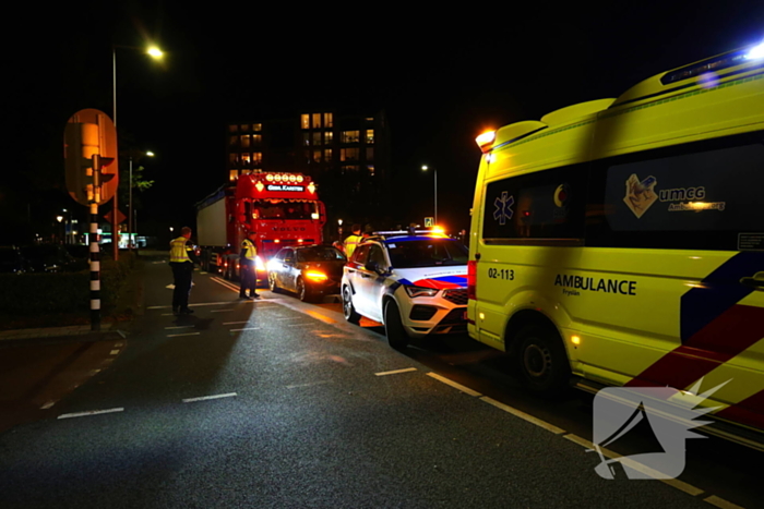 Weg afgesloten na ongeval tussen auto en vrachtwagen