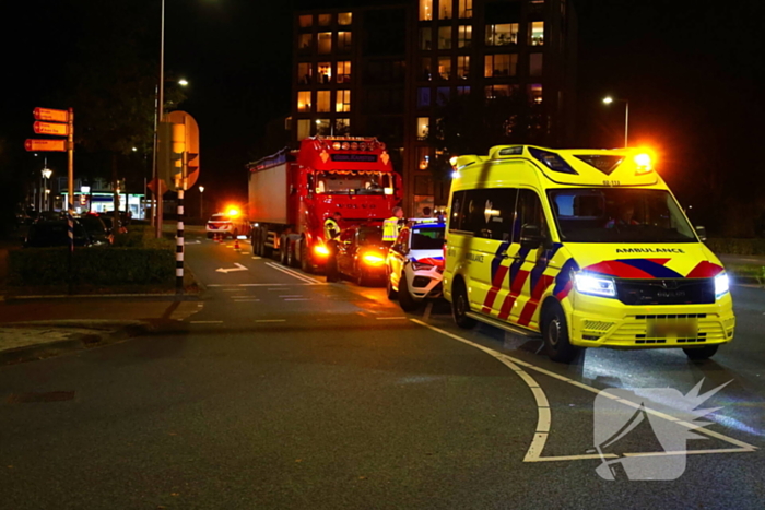 Weg afgesloten na ongeval tussen auto en vrachtwagen