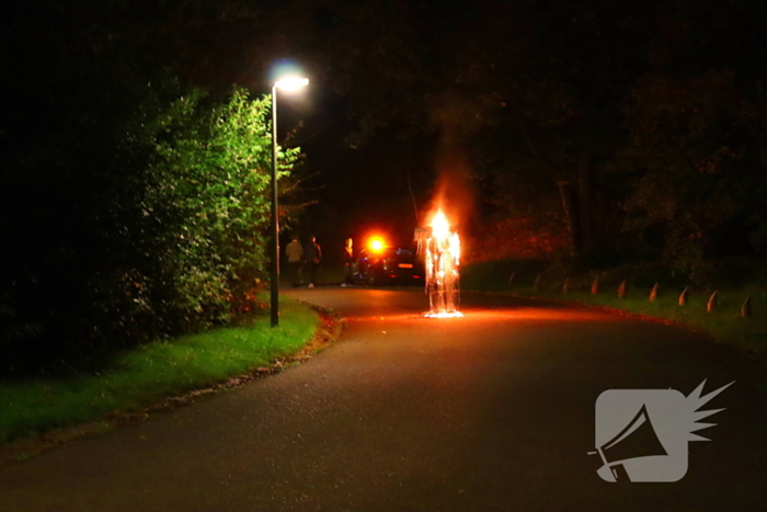 Brandweer blust brandend object