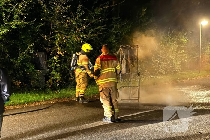 Brandweer blust brandend object