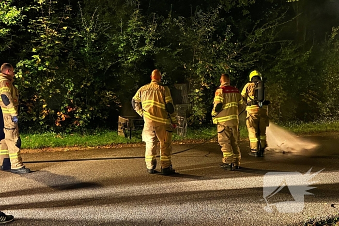 Brandweer blust brandend object