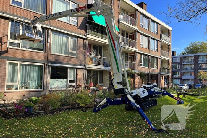 Hoogwerker zakt weg, brandweer schiet te hulp