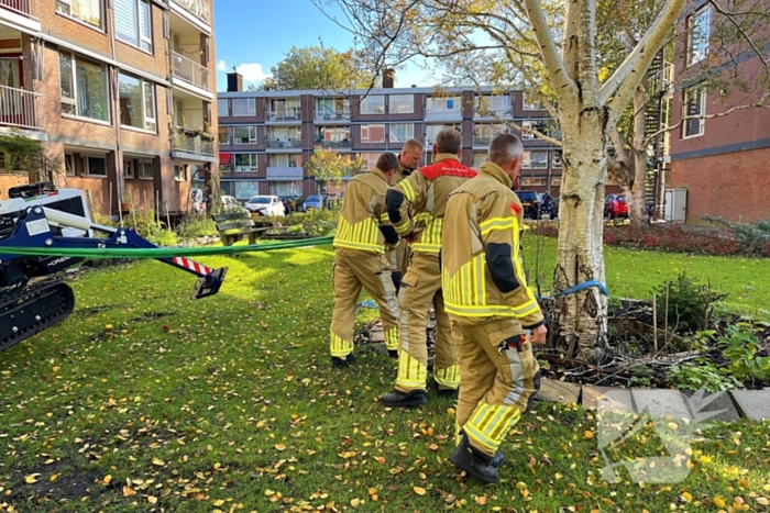 Hoogwerker zakt weg, brandweer schiet te hulp