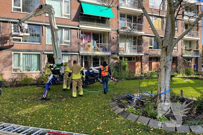 Hoogwerker zakt weg, brandweer schiet te hulp