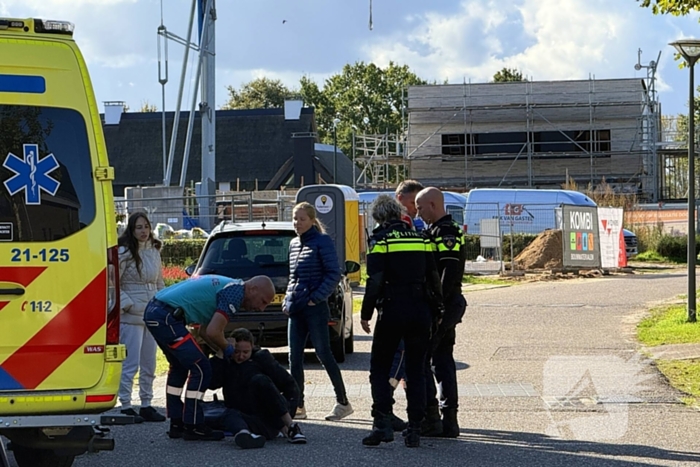 Automobilist botst op afslaande fietser