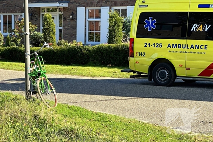 Automobilist botst op afslaande fietser