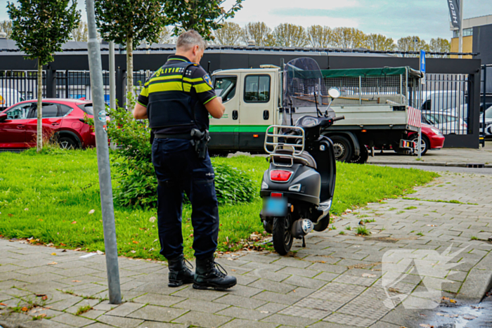 Scooterrijder aangereden door vuilniswagen op fietspad