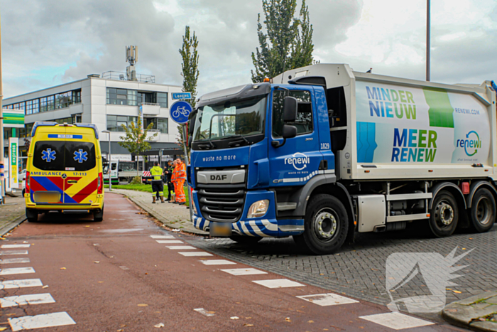 Scooterrijder aangereden door vuilniswagen op fietspad