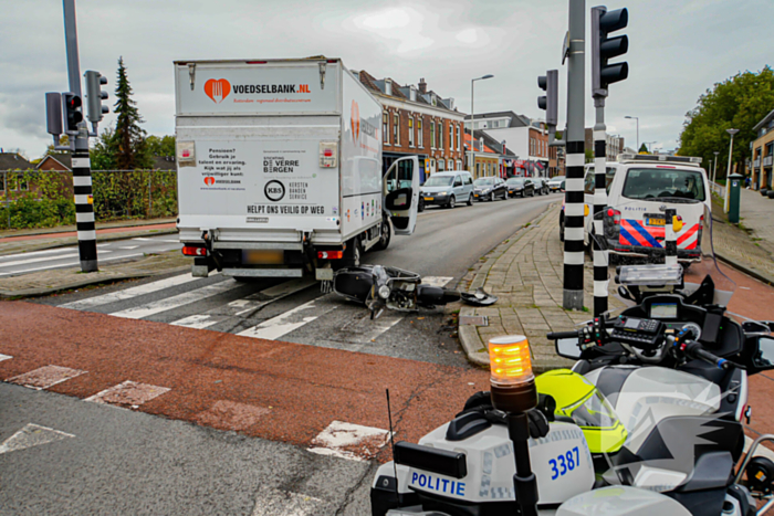 Scooter botst op bakwagen