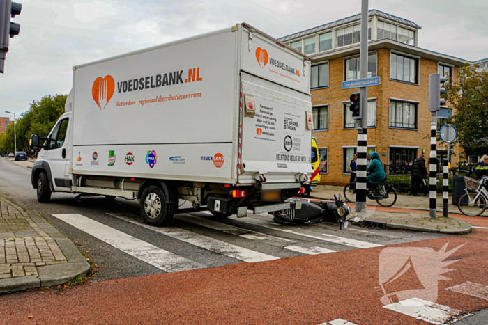 Scooter botst op bakwagen