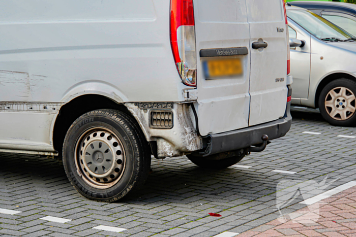 Schade na botsing tussen auto en bestelbus