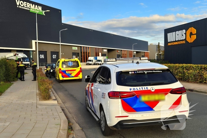 Twee motorrijders komen in botsing met elkaar