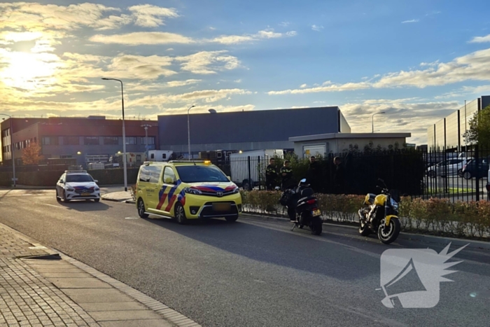 Twee motorrijders komen in botsing met elkaar