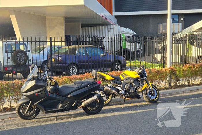 Twee motorrijders komen in botsing met elkaar