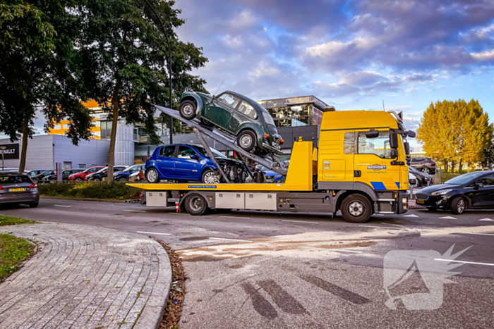 Twee personenwagens botsen op kruispunt