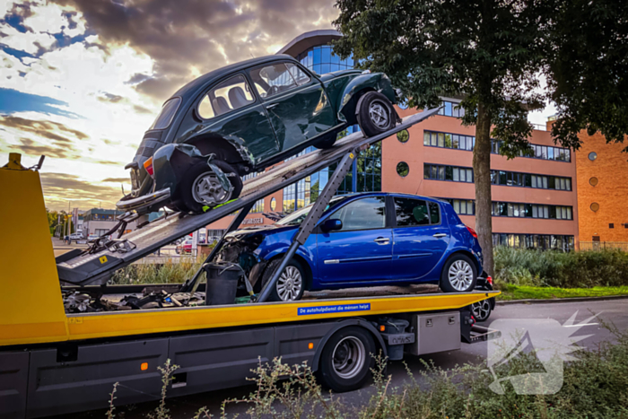 Twee personenwagens botsen op kruispunt