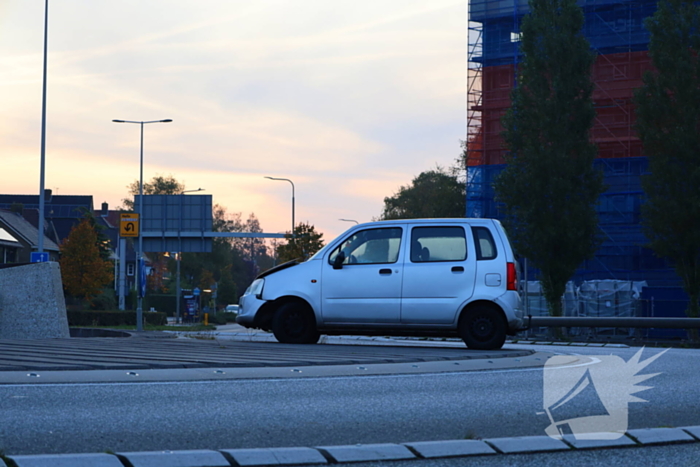 Twee auto's botsen op rotonde