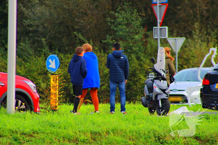 Scooterrijder en automobilist in botsing