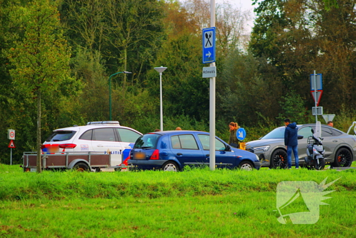 Scooterrijder en automobilist in botsing