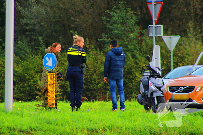 Scooterrijder en automobilist in botsing