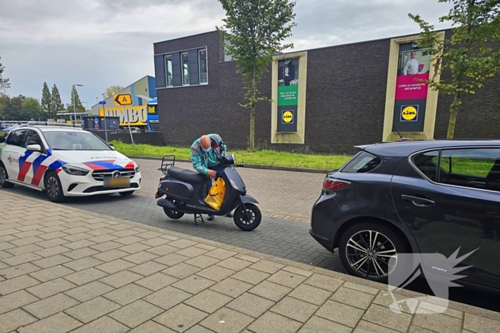 Ambulancedienst ingezet nadat scooterrijder tegen auto botst