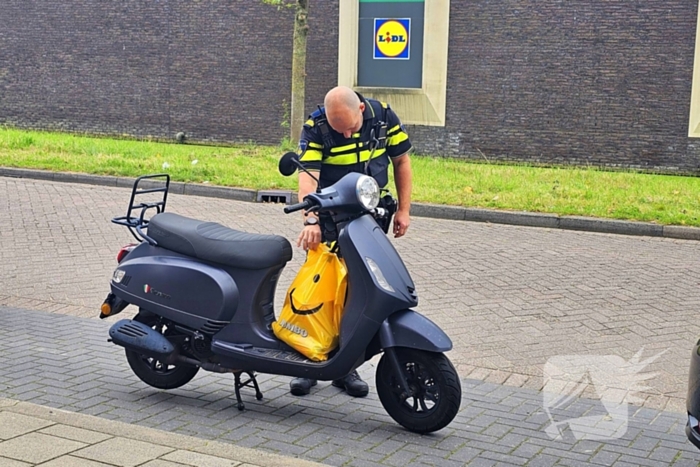 Ambulancedienst ingezet nadat scooterrijder tegen auto botst