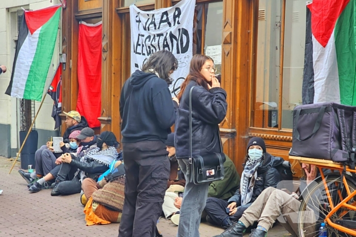 Krakers houden demonstratie bij lang leegstaand pand