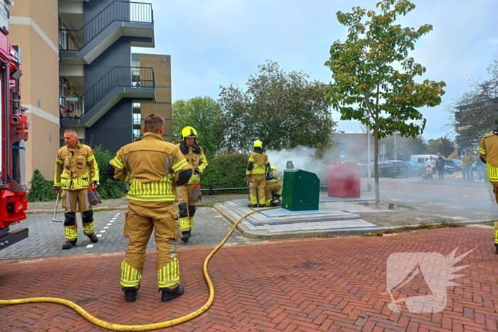 Brandweer dooft brand in ondergrondse vuilcontainer