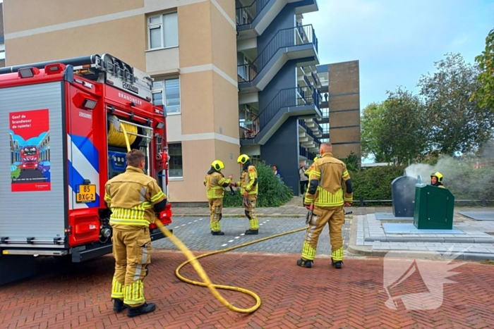 Brandweer dooft brand in ondergrondse vuilcontainer