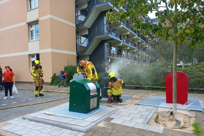 Brandweer dooft brand in ondergrondse vuilcontainer