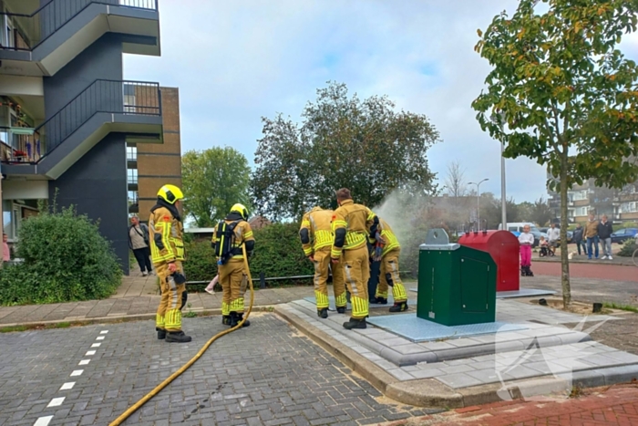 Brandweer dooft brand in ondergrondse vuilcontainer