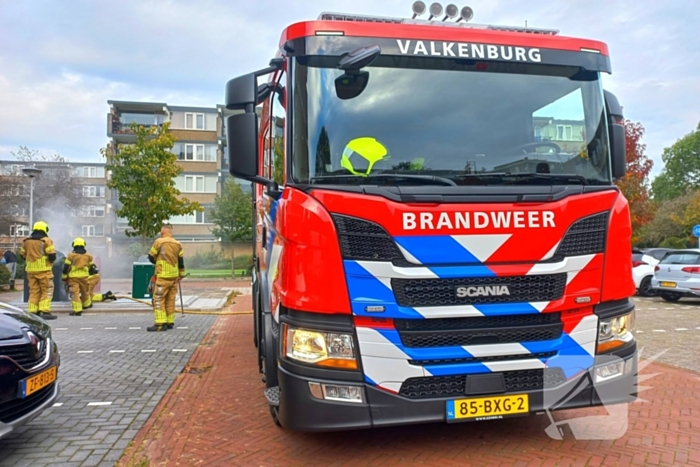 Brandweer dooft brand in ondergrondse vuilcontainer