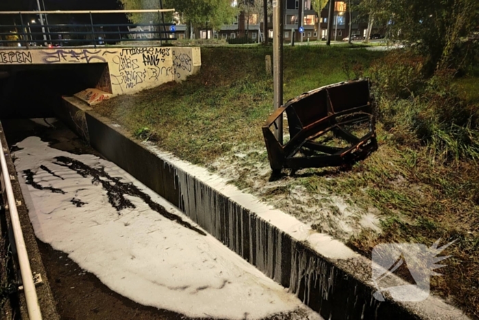 Bankstel brandt volledig uit bij tunnel