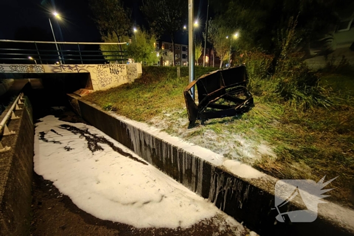 Bankstel brandt volledig uit bij tunnel