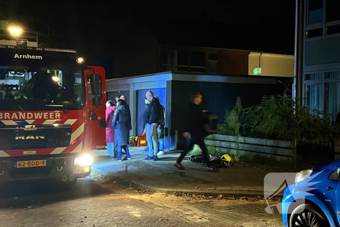 Brandweerlieden blussen brandend gebouw