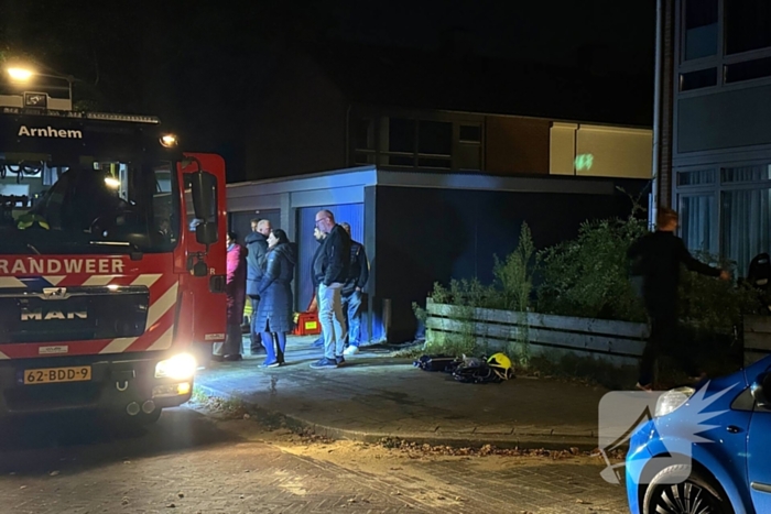 Brandweerlieden blussen brandend gebouw