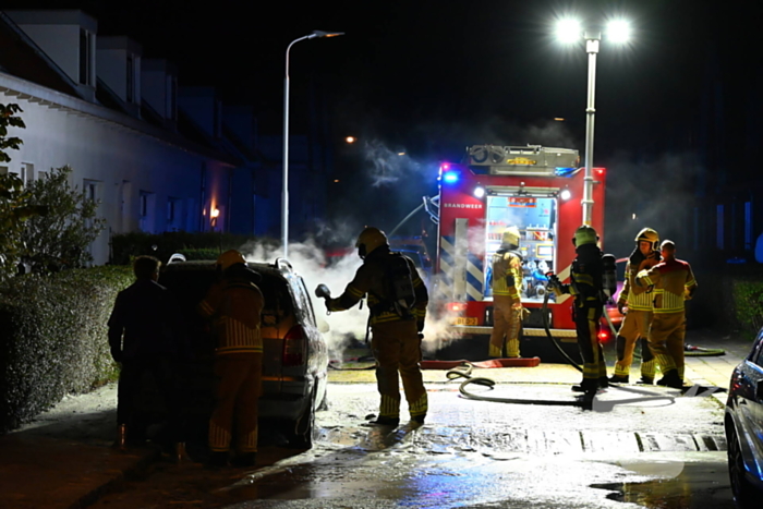 Geparkeerde auto vat vlam