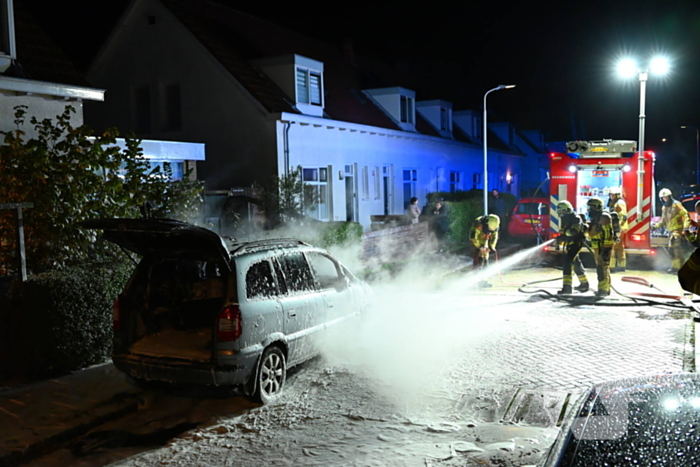 Geparkeerde auto vat vlam