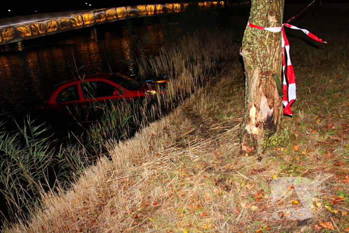 Personenauto raakt te water