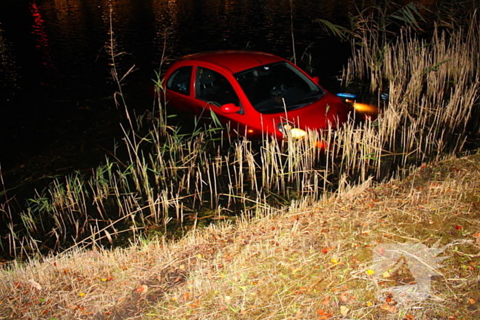 Personenauto raakt te water