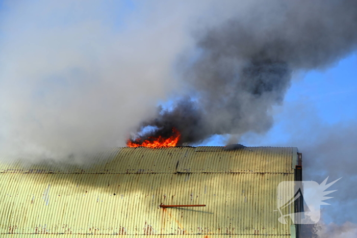 Veel rookontwikkeling bij uitslaande brand in loods