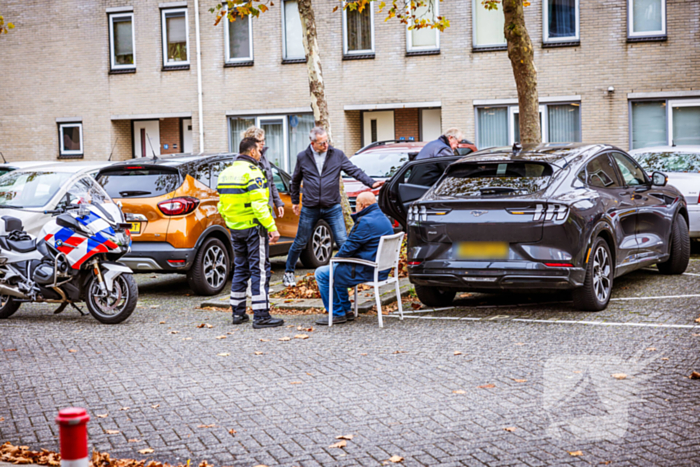 Persoon bekneld in auto