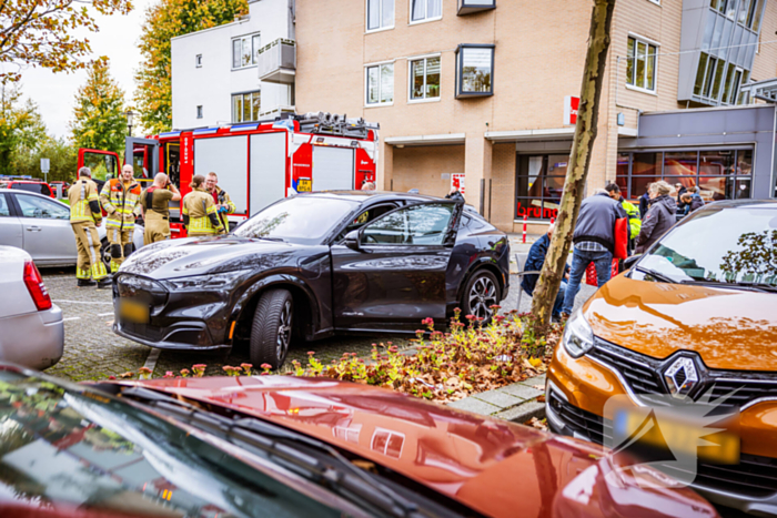 Persoon bekneld in auto