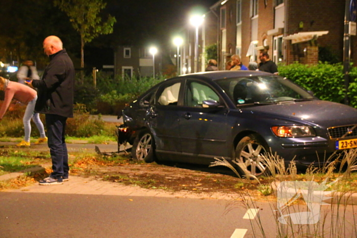 Twee auto's botsen tegen elkaar, flinke ravage op de weg