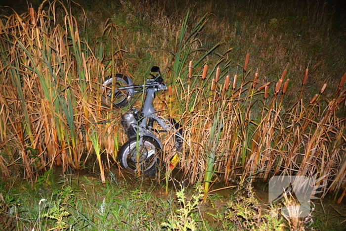 Brommerrijder rijdt sloot in