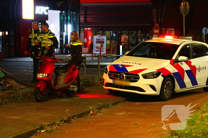 Bestuurder scooter verliest controle na politieachtervolging