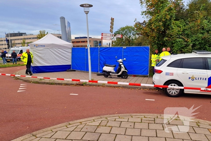 Overledene aangetroffen in sloot bij politiebureau