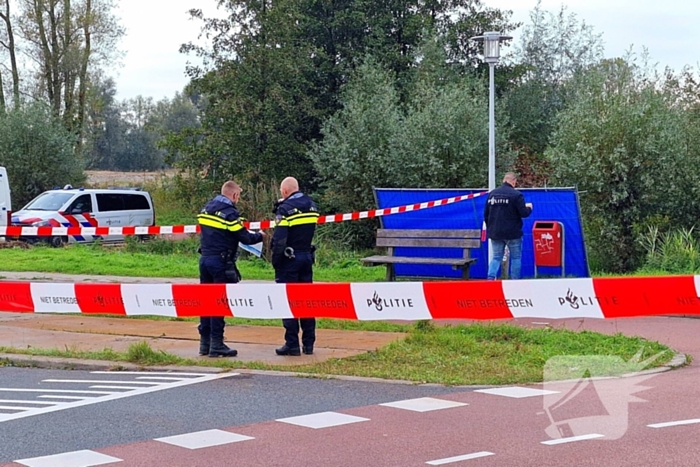 Overledene aangetroffen in sloot bij politiebureau