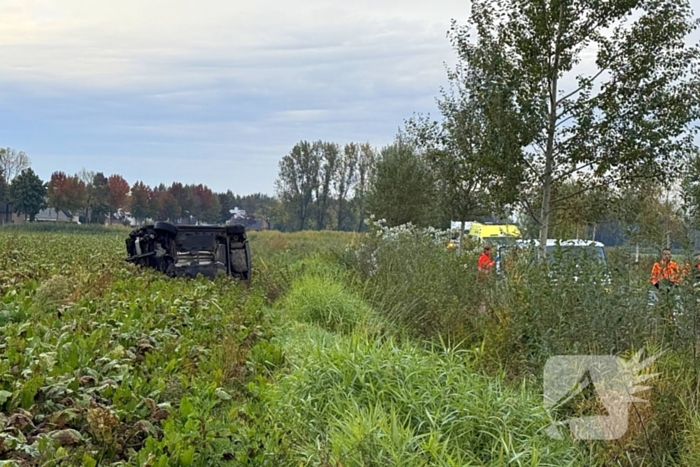 Automobilist ramt boom en belandt op zij in bietenveld