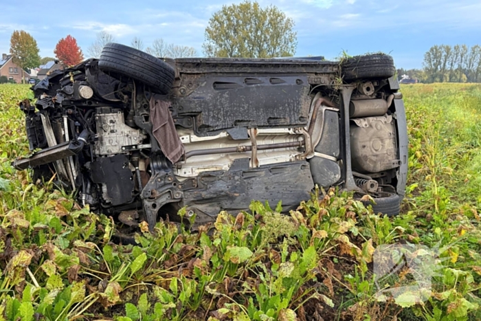 Automobilist ramt boom en belandt op zij in bietenveld